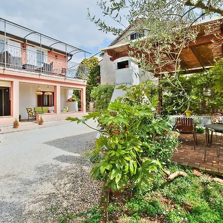 Idyllisches Nur 500 Meter Zum Mit Liegewiese Und Grill Apartman Umag
