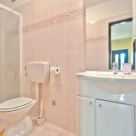 Idyllisches Nur 500 Meter Zum Mit Liegewiese Und Grill Appartement Umag